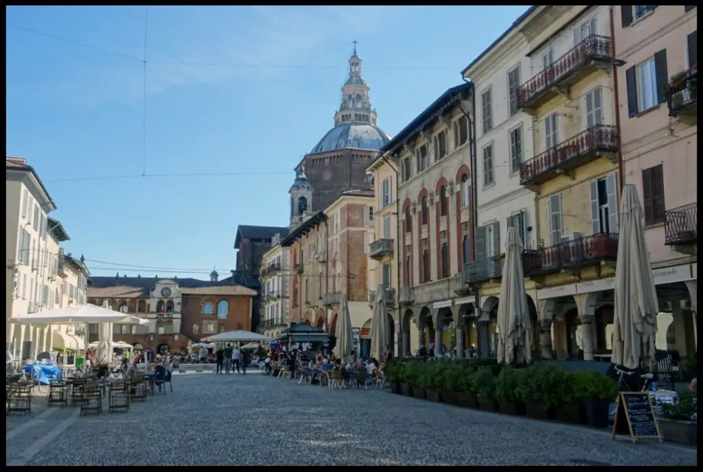 Belle place dans le centre de Pavie durant notre voyage en vélo en Italie sur la CicloVia Francigena