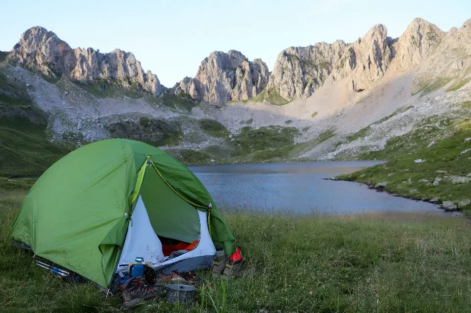 Bivouac au lac de la Chourique versant Espagnol sur la Haute Route Pyrénéennes