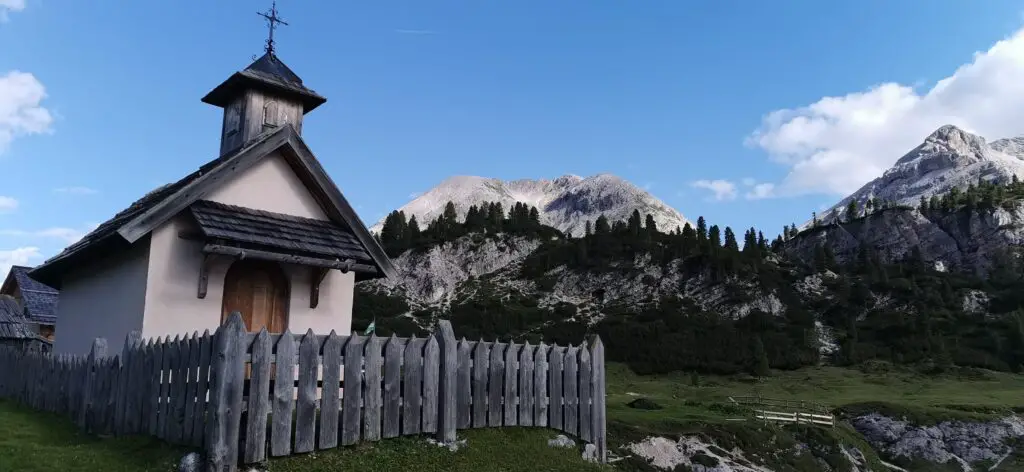 chapelle à Fodara Vedla traversée des Dolomites