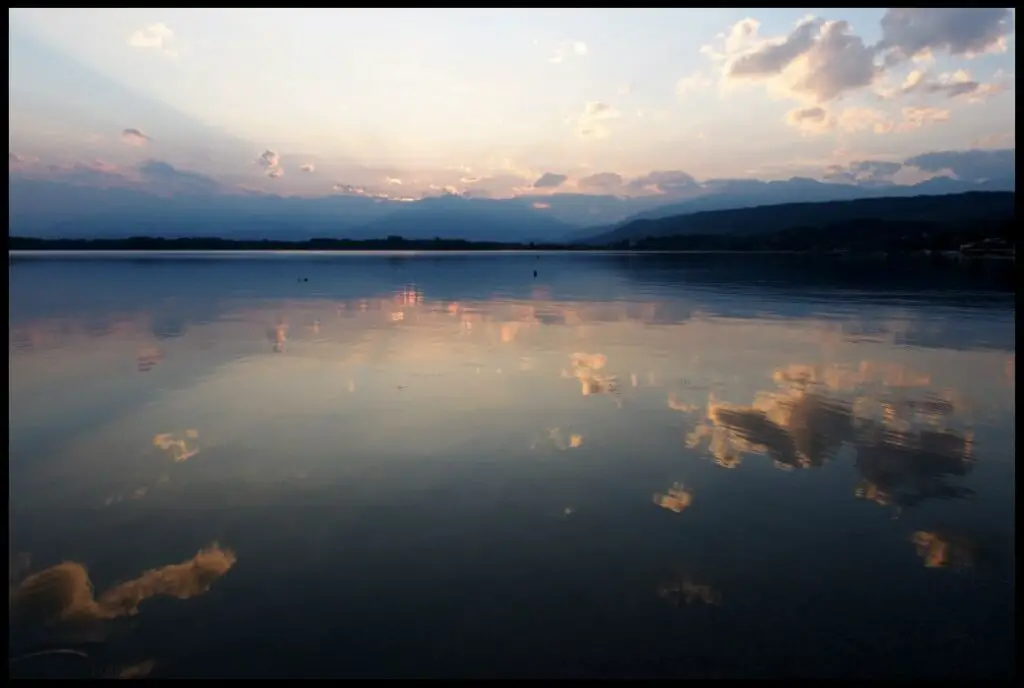 Coucher de soleil sur le lac de Viverone en Italie