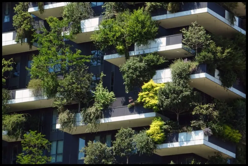 détail d'une façade de l'immeuble Il bosco verticale à Milan en Italie