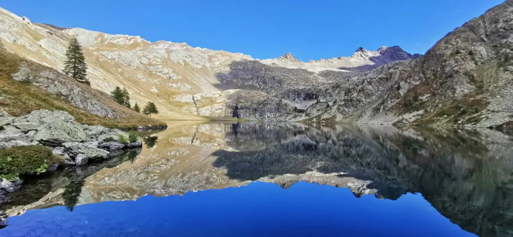 lac et refuge de Vens grande traversée des Alpes