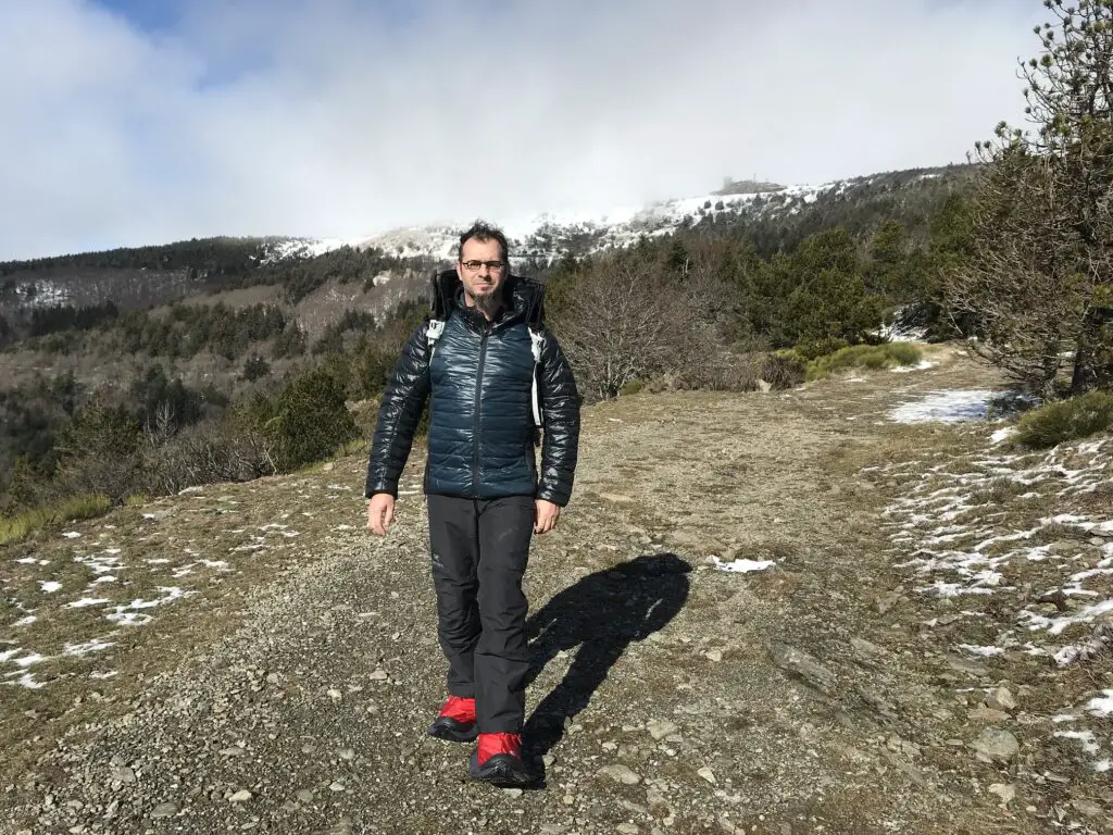 Marcher en raquettes à neige EVVO sur sentier de terre durant une journée test doudoune MILLET