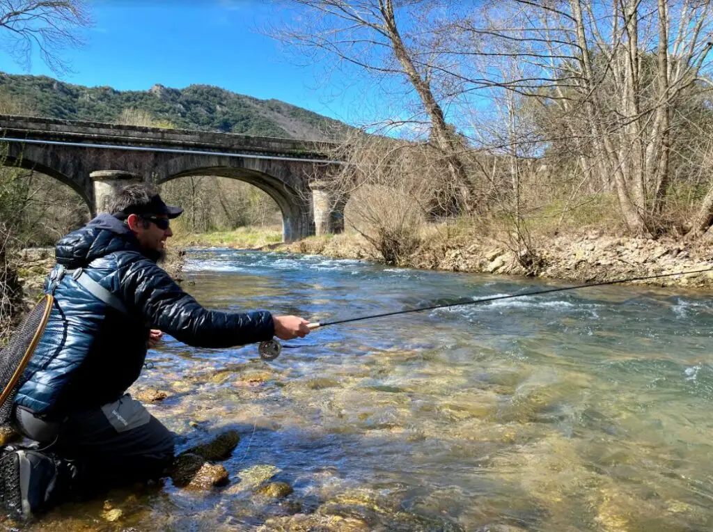 Retour terrain de la doudoune synthétique MILLET durant une session de pêche à la mouche