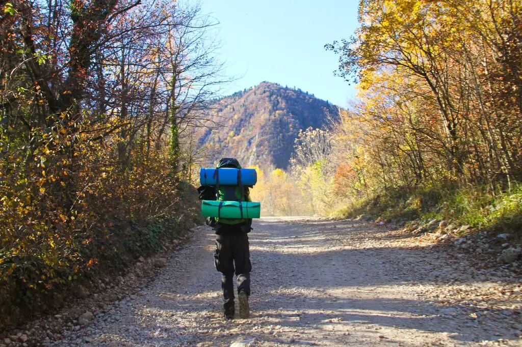 Le matériel de location pour bivouac comprend un grand sac à dos léger et robuste