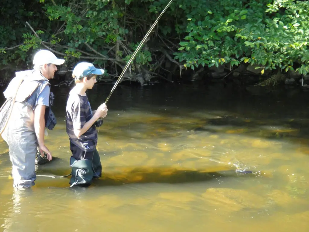 stages de pêche « jeunes » en Auvergne avec emotion Pêche et Steeve COLIN