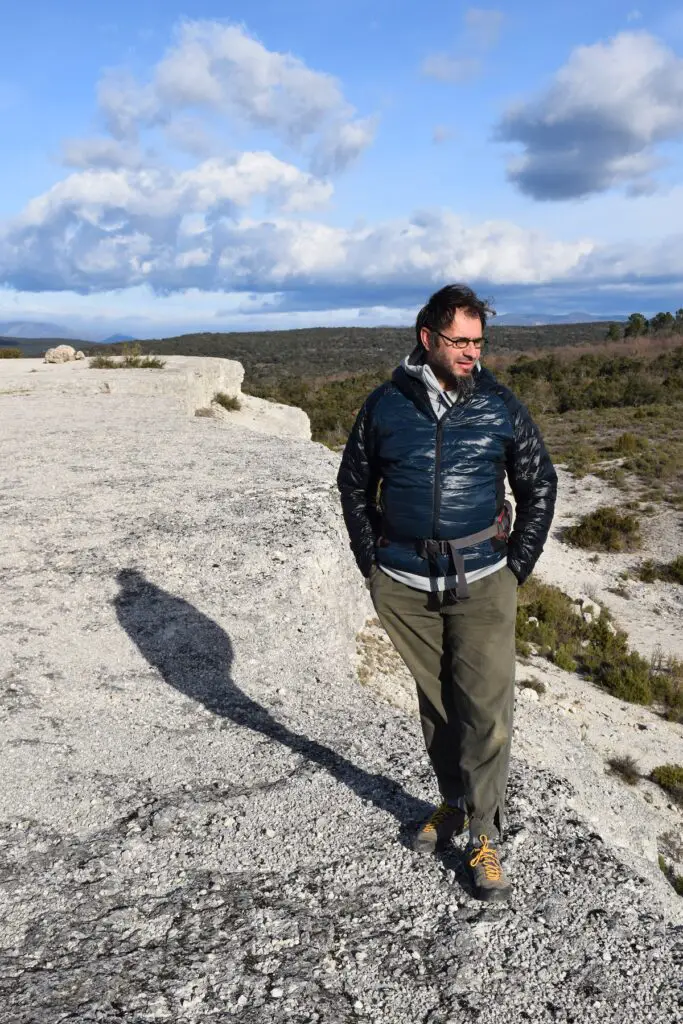 Test doudoune millet sur la marche des géants dans l'hérault en face du pic saint-loup