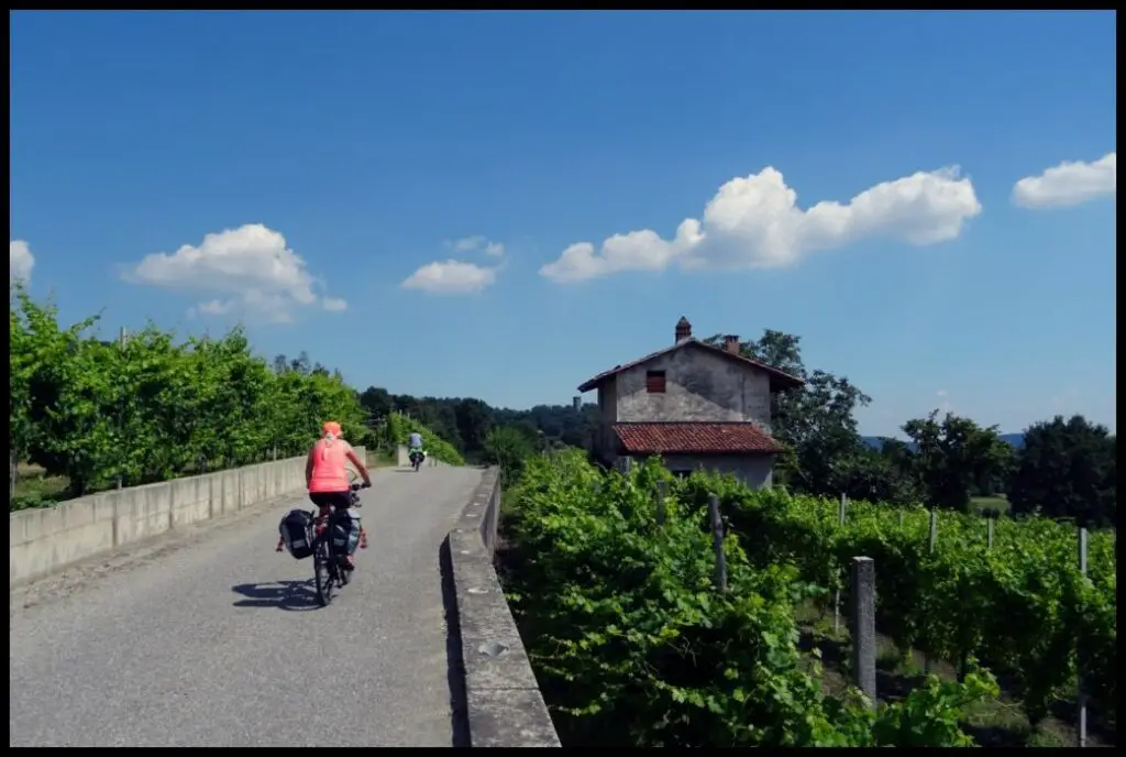 vélo dans les vignes après Ivrea en Italie