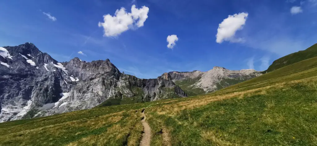 vers Rostrock Hütte traversée de la suisse trekking