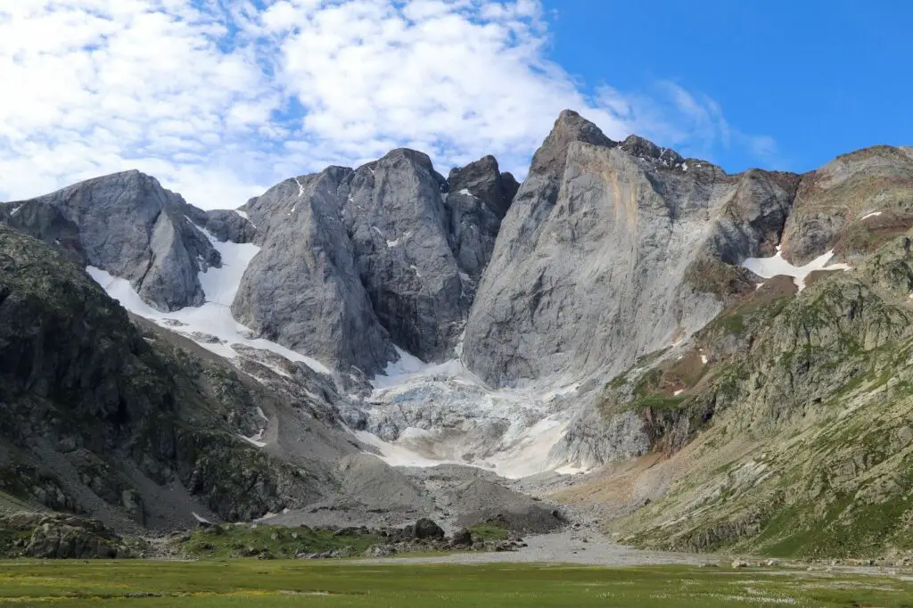 Vue sur la Face nord du Vignemale durant la randonnée sur la Haute Route Pyrénéenne