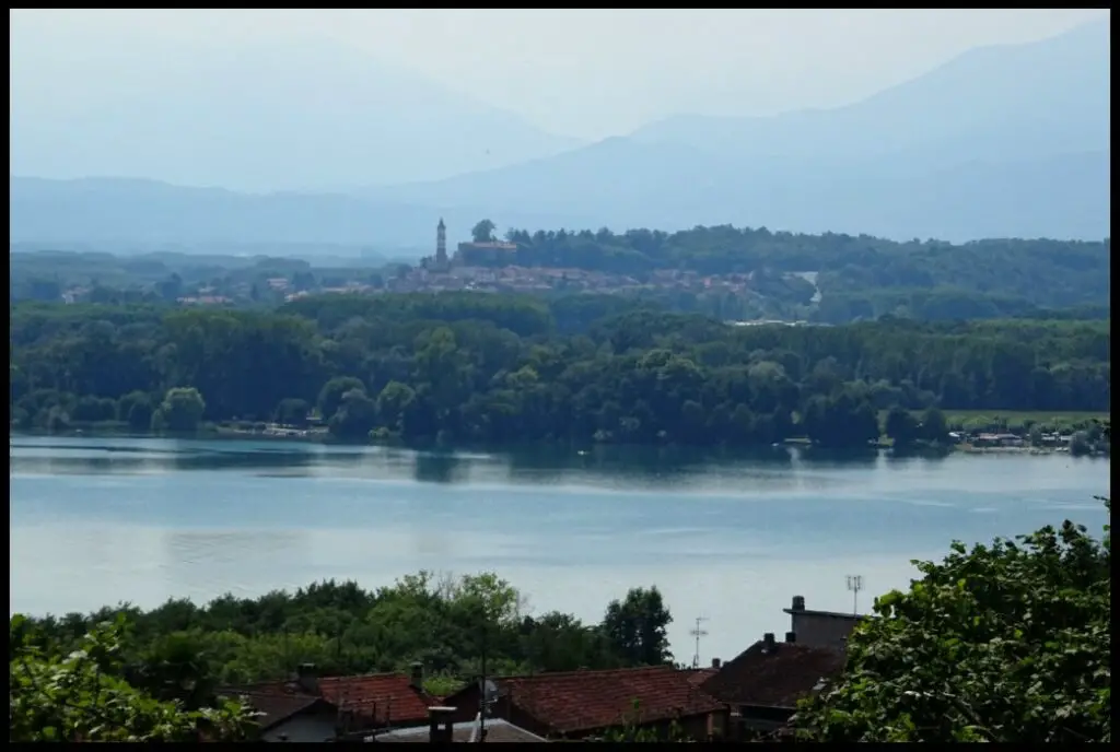 Vue sur le lac de Viverone en Italie