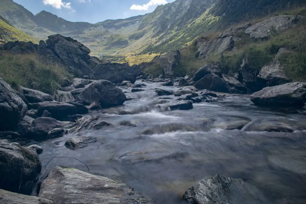 Rivière de Transylvanie dans les montagnes de Roumanie