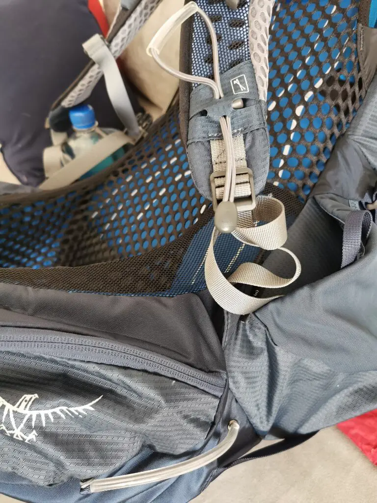 Le système stow on the go sur la bretelle et la poche de ceinture des sacs à dos Osprey