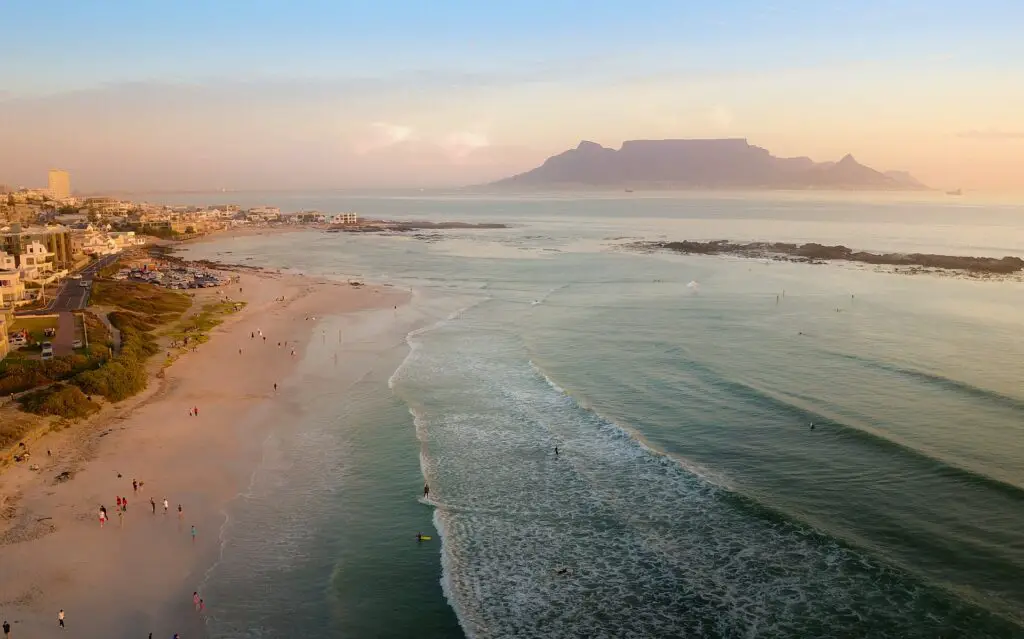 Plage au Cap avec Montagne de la Table en Afrique du Sud