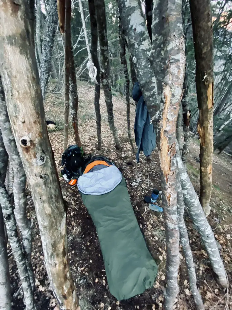 Bivouac avec le sur-sac alpine Bivy de RAB au dessus d'annecy