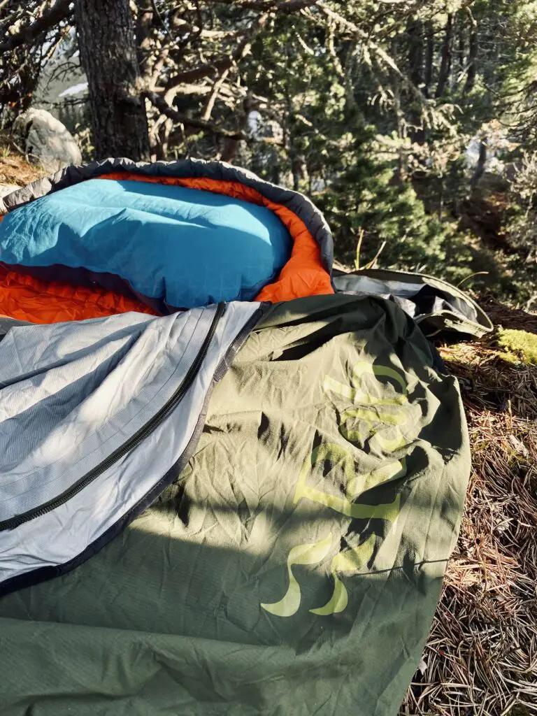 bivouac dans les alpes avec un sursac RAB