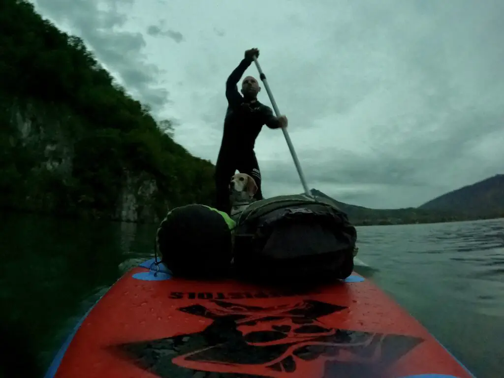 Bivouac paddle sur le lac d'annecy avec le sur-sac alpine bivy de RAB