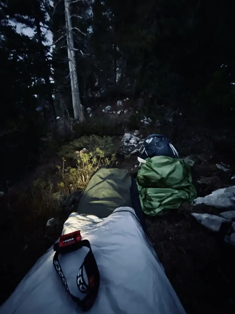 fin de bivouac pour départ en randonnée après nuit dans un sursac RAB