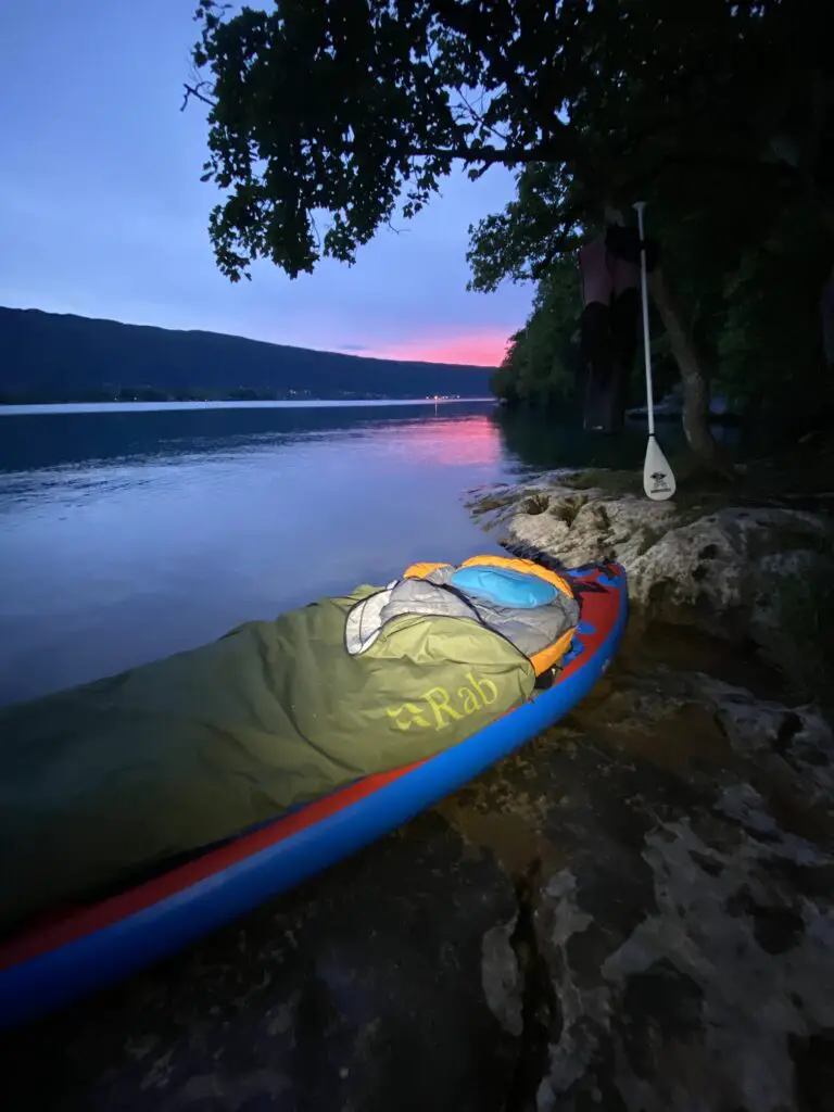 Nuit au Roc de chère sur le lac d'annecy en mode bivouac après une journée de paddle