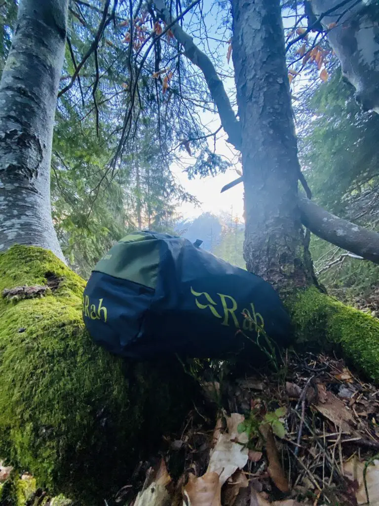 Sur-sac Alpine Bivy RAB dans son sac de rangement