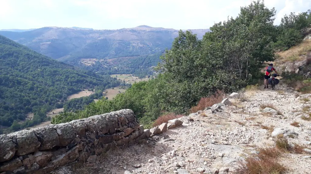 Arrivée sur les chemins accidentés des gorges du Tarn