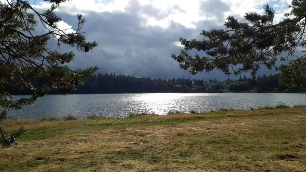 installation du bivouac sous la pluie au lac de Servières