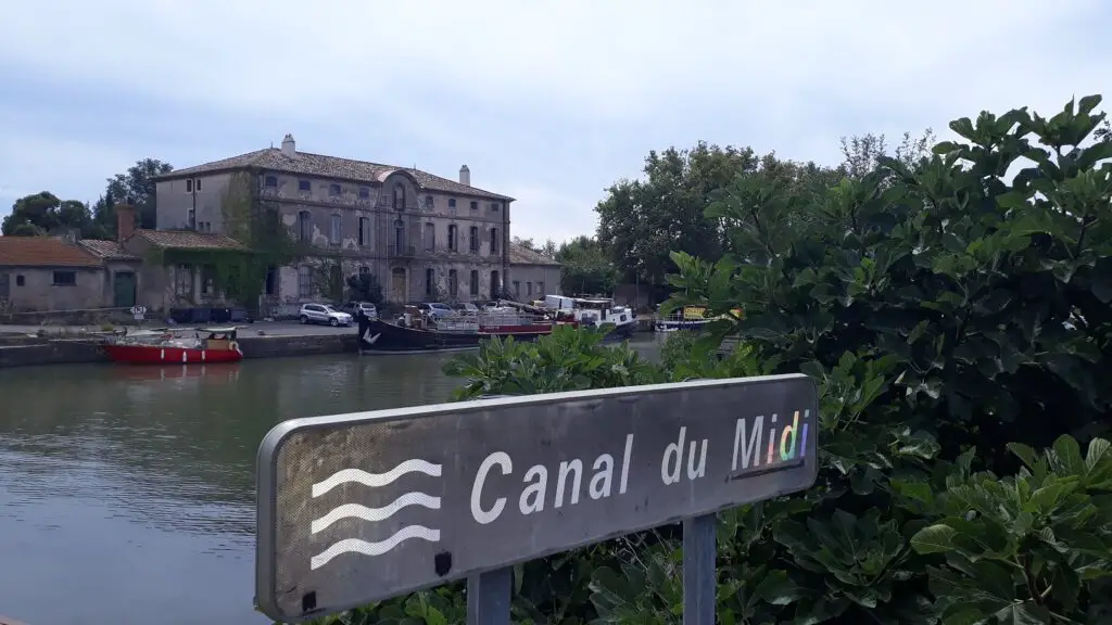 Le Canal du Midi nous indique que l'arrivée est proche 