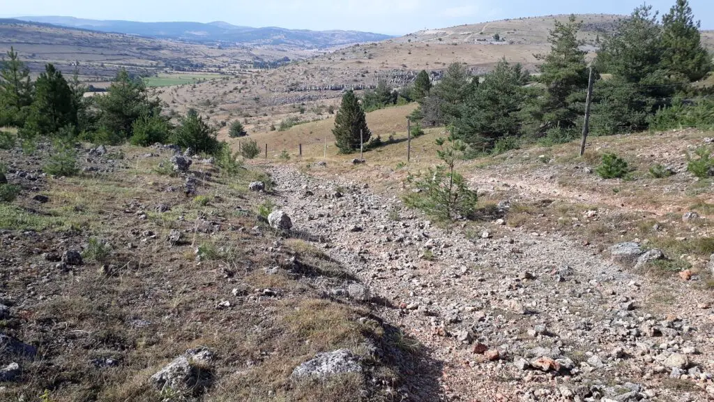 Les chemins sont caillouteux de la Grande traversée du Massif Central à Vélo