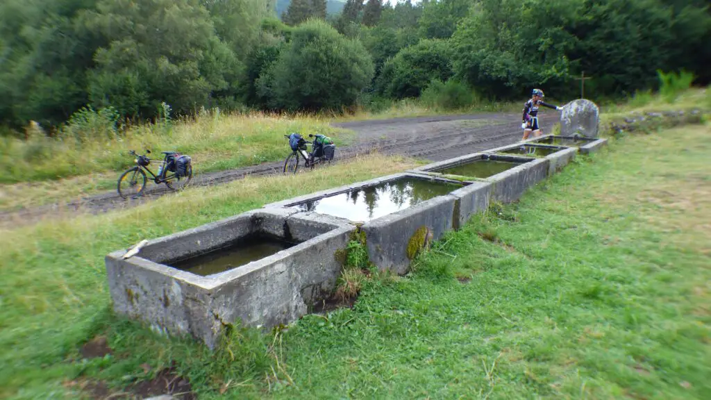 On refait le plein d'eau aux abreuvoirs pour remplir nos bidons de vélo