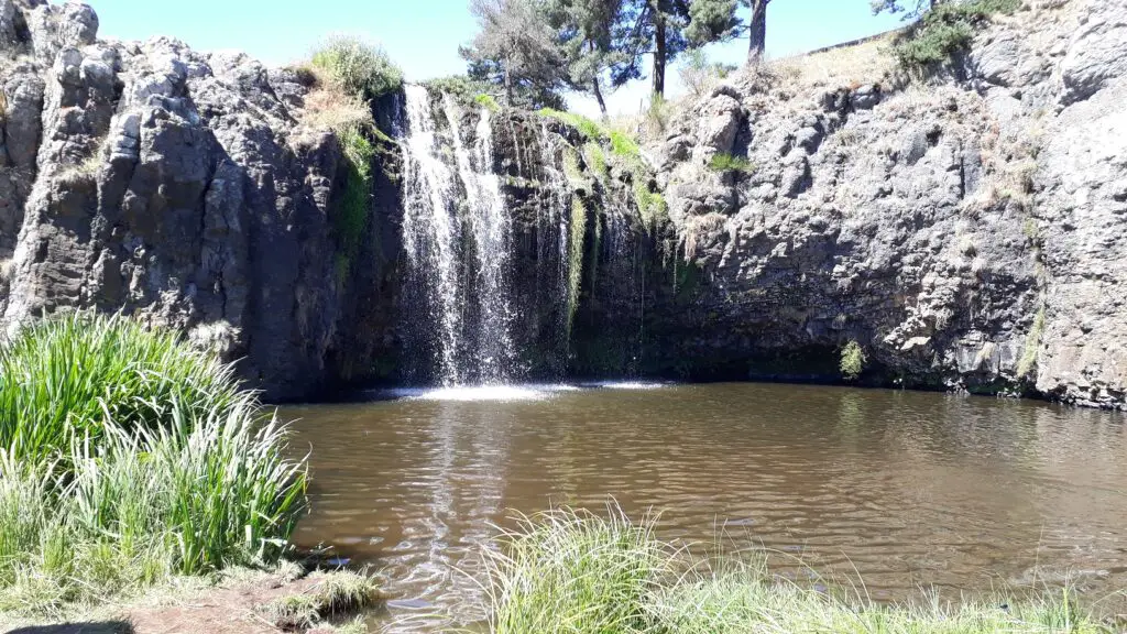 Pause fraîcheur à la cascade des Veyrines