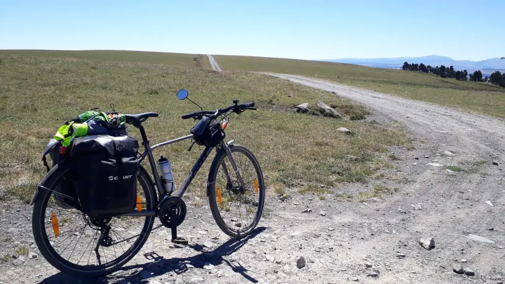 Pause vélo sur la GTMC sur les hauts plateaux sauvages du Cantal
