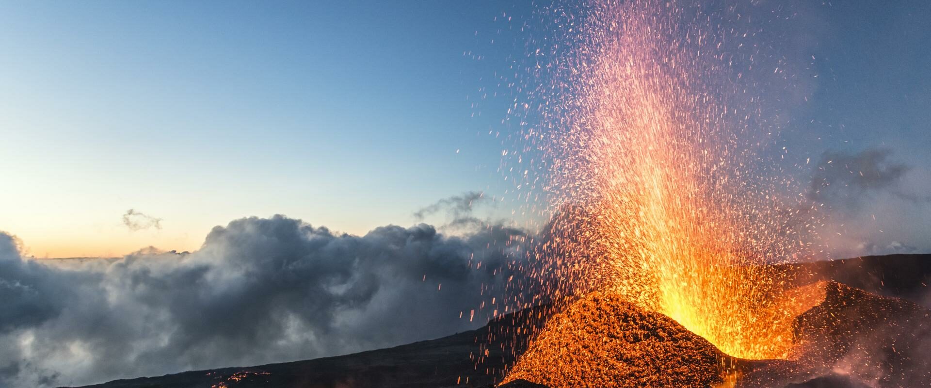 piton de la fournaise en eruption