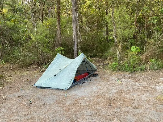 Premier campement de l’aventure prêt au Parc national Abel Tasman