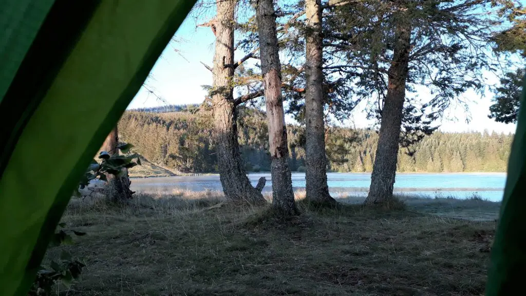 Réveil au bord du lac de Servières avant de repartir sur la Grande traversée du Massif central à vélo