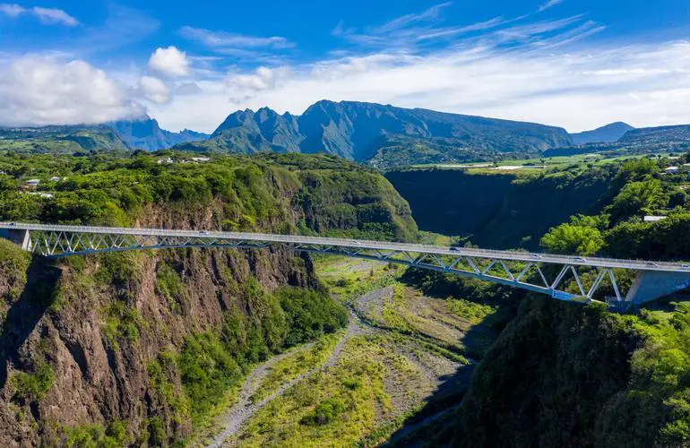 la hauteur du pont de bras de la plaine se prete bien aux sports extremes 