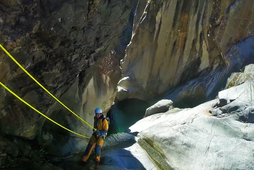 le canyon integral des fleurs jaunes a cilaos est parfait pour les sports extremes