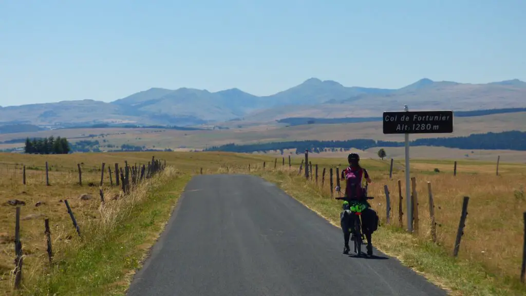 Superbe vue au col de Fortunier durant notre traversée du Massif Central à vélo