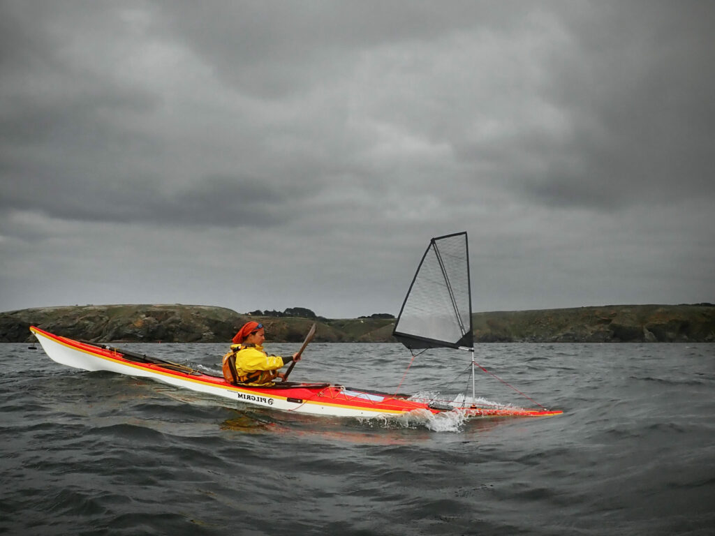 Traversée à la voile durant notre tour de Belle-île en mer en kayak de mer