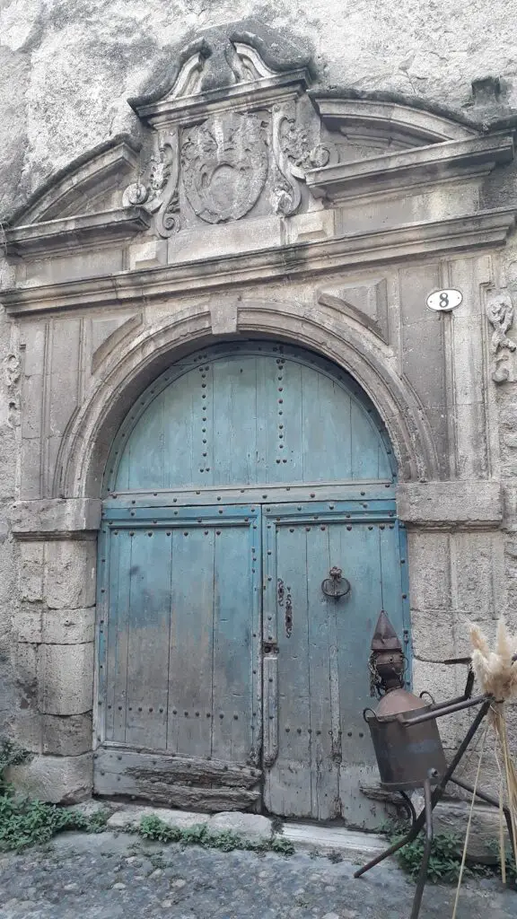 une des nombreuses anciennes portes ouvragées de Pezenas