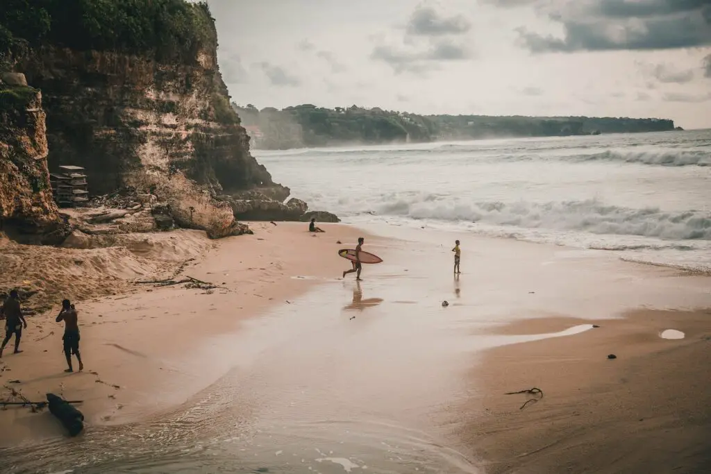 Plage d'Uluwatu, paradis de l'activité surf à Bali, en Indonésie