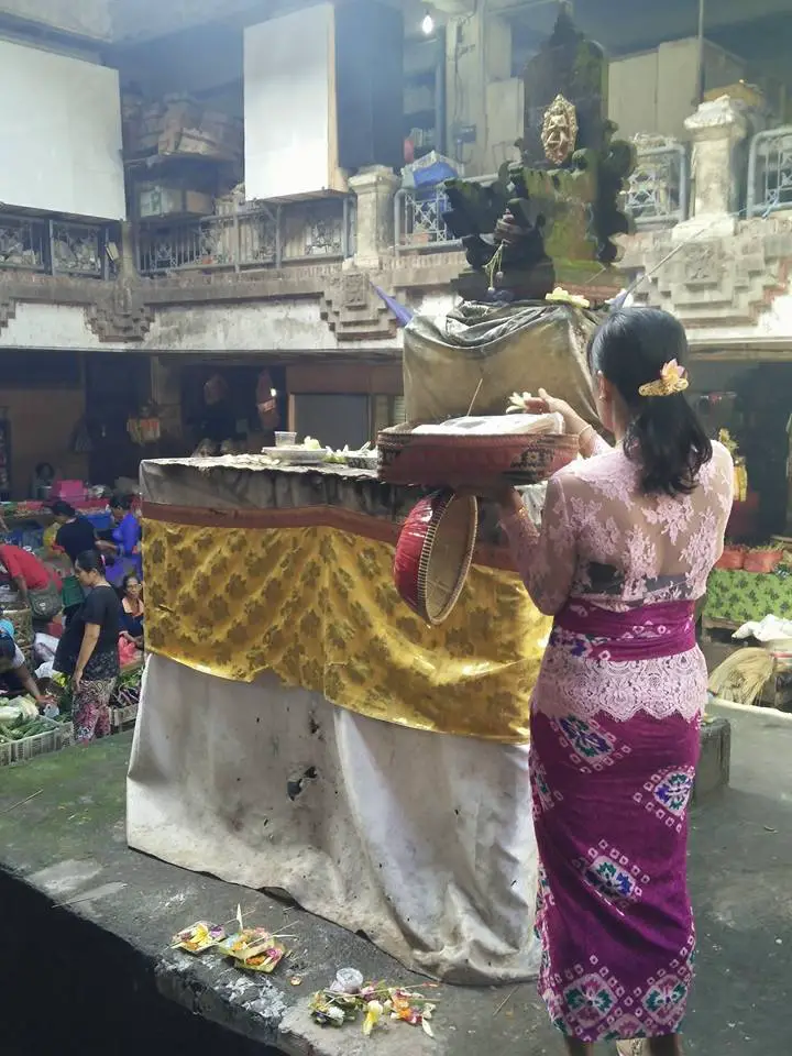 Cérémonie d'offrandes matinale sur le marché d'Ubud, à Bali, en Indonésie