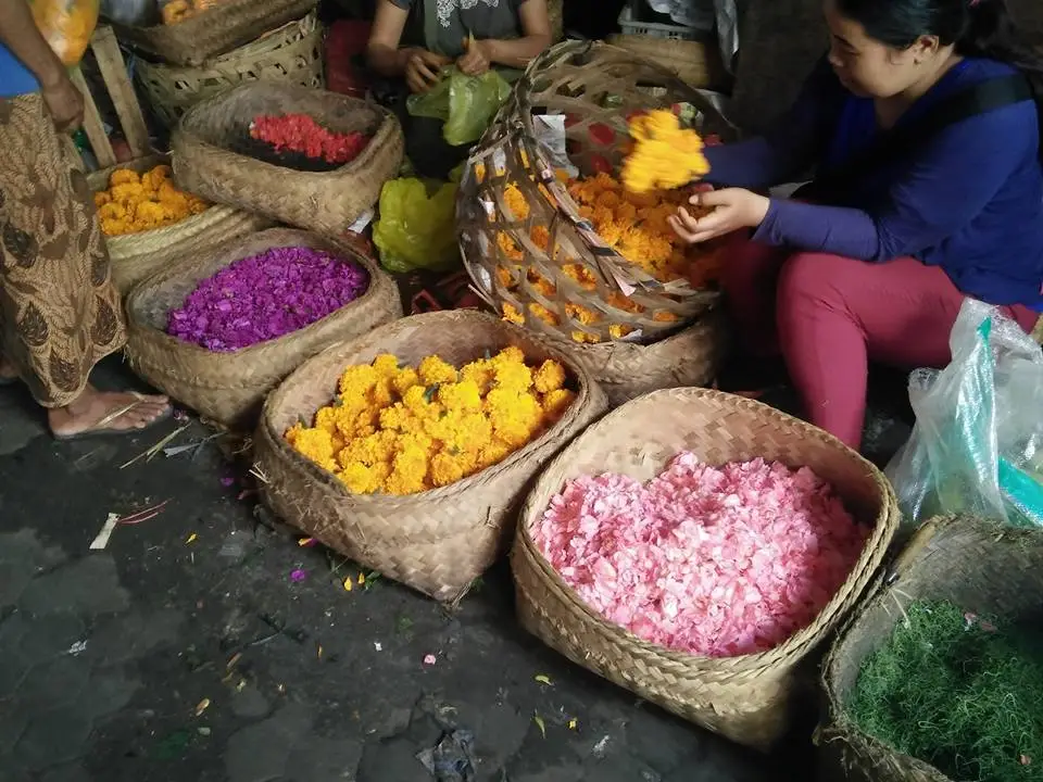 Vente des fleurs pour les offrandes sur le marché d'Ubud, à Bali en Indonésie
