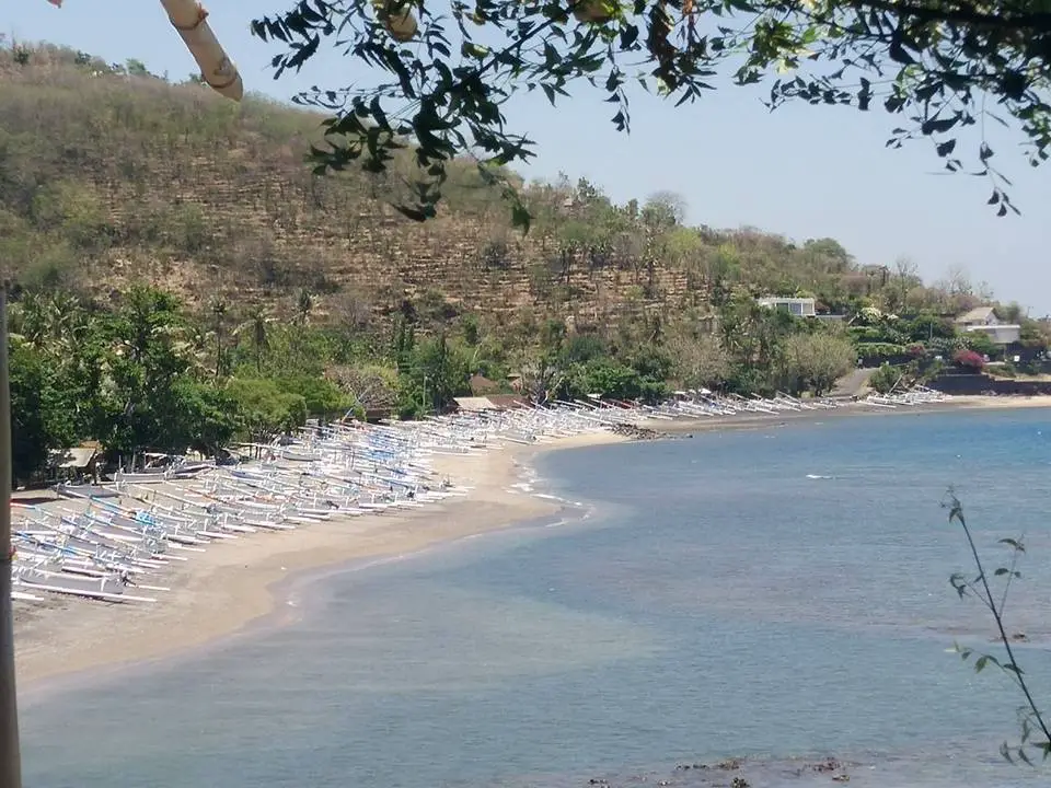 La baie de Jemleluk prisée pour l'activité Snorkeling à Amed, à Bali en Indonésie