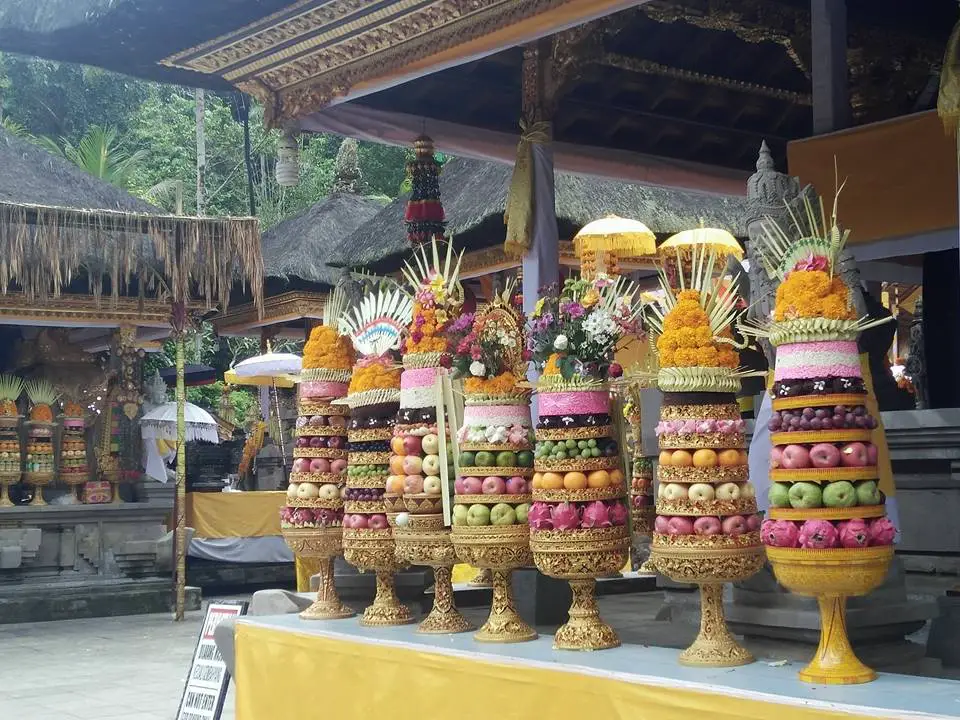 "Gebogan", Offrandes aux Dieux dans un temple à Bali, en Indonésie