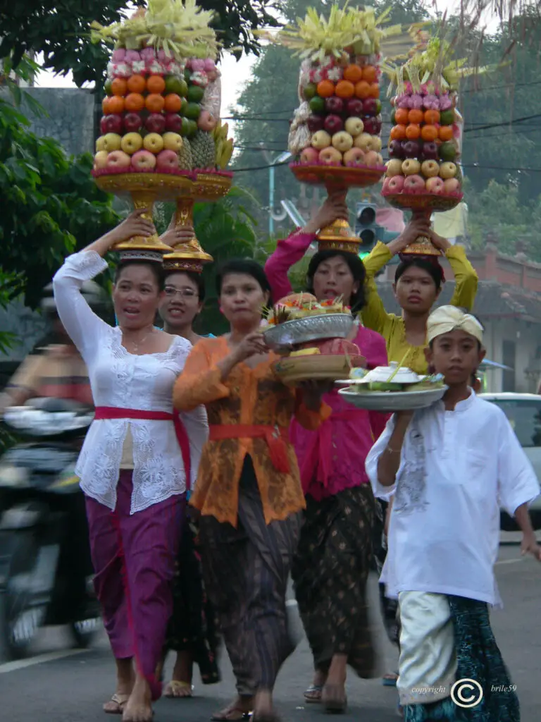 Les porteuses Balinaises des offrandes Gebogan à Bali en Indonésie