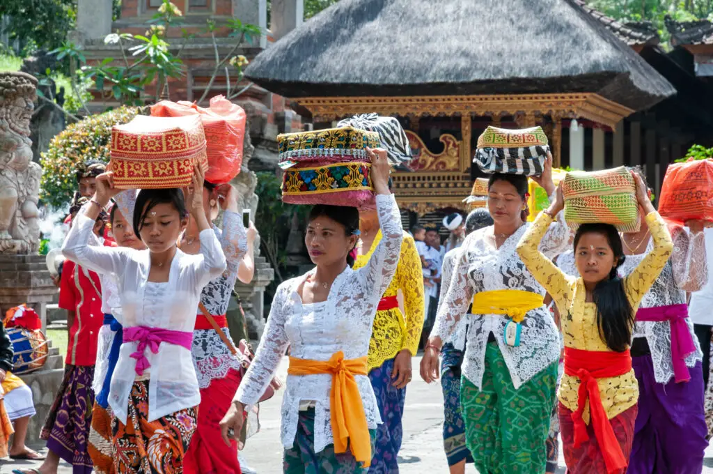 Les femmes portant les offrandes quotidiennes à Bali, en Indonésie