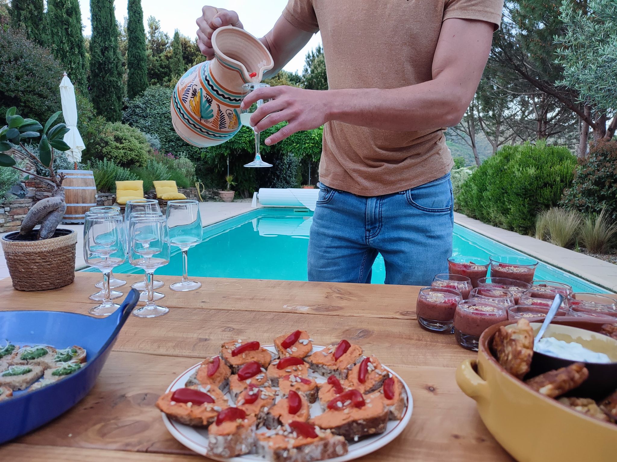 apéro au bord de la piscine préparé par la vie est bleu au Magic Hill retreat center dans le Caroux