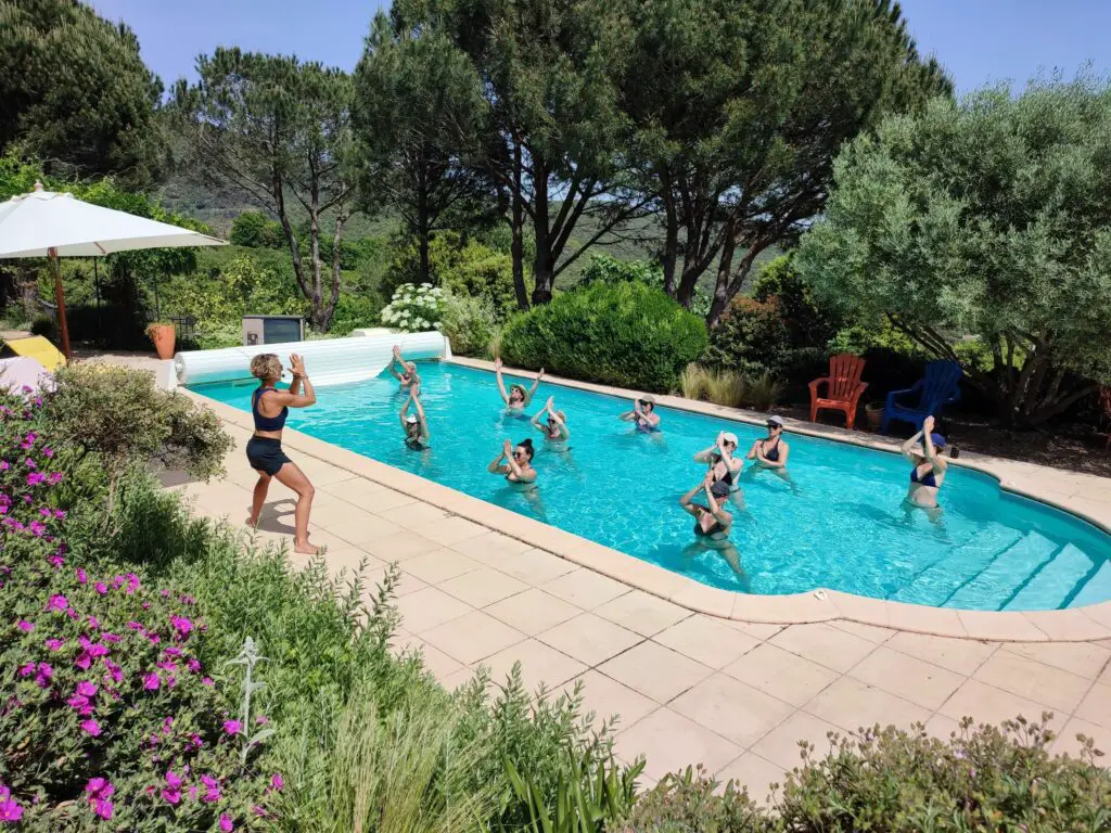 Aqua Yoga dans la piscine du Magic Hill Retreat Center dans le Caroux