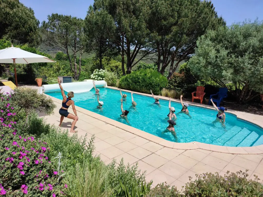 Aqua Yoga dans une piscine dans le sud de la France