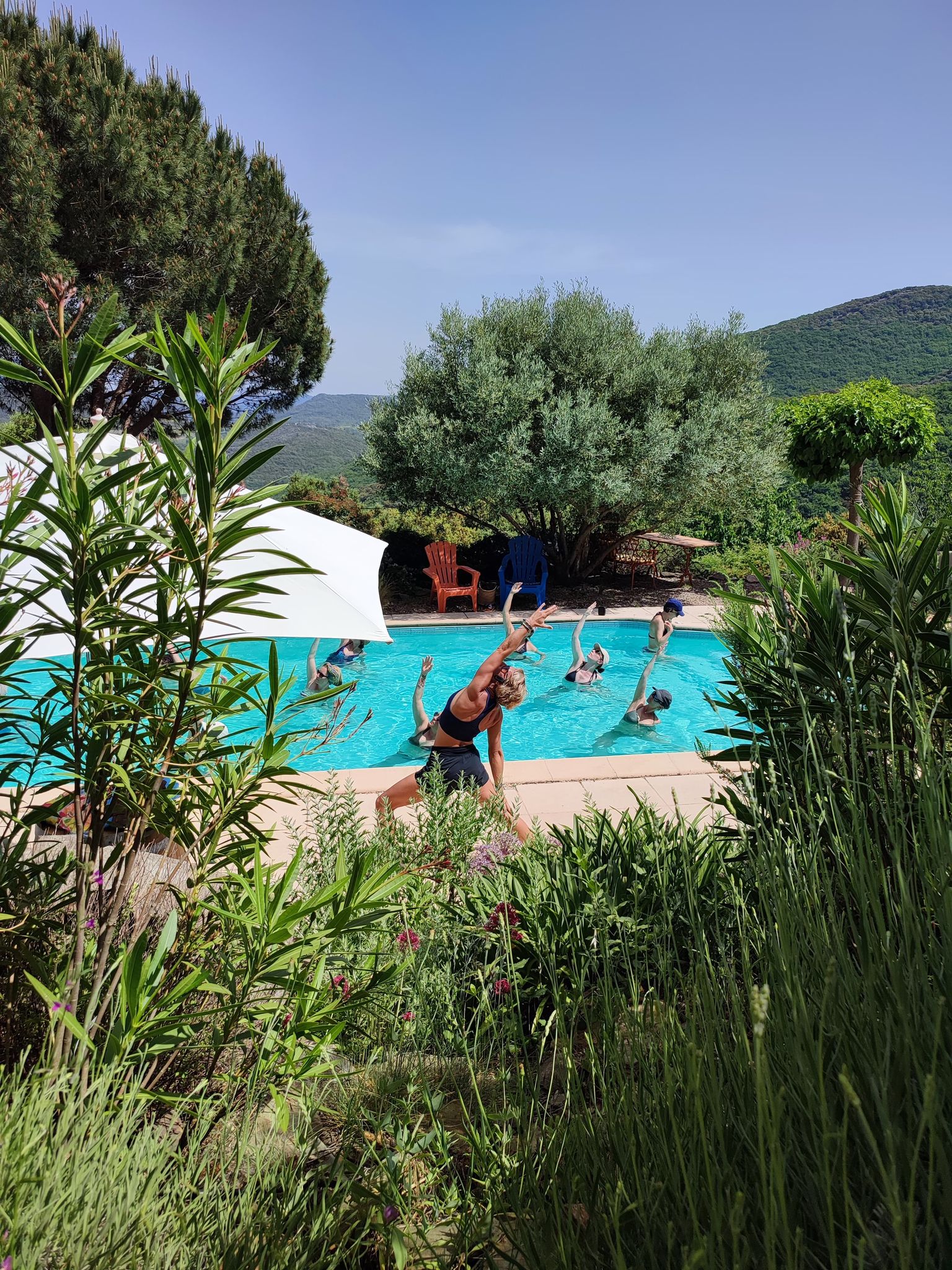 AquaYoga dans la piscine du Magic Hill Retreat Center dans le Caroux